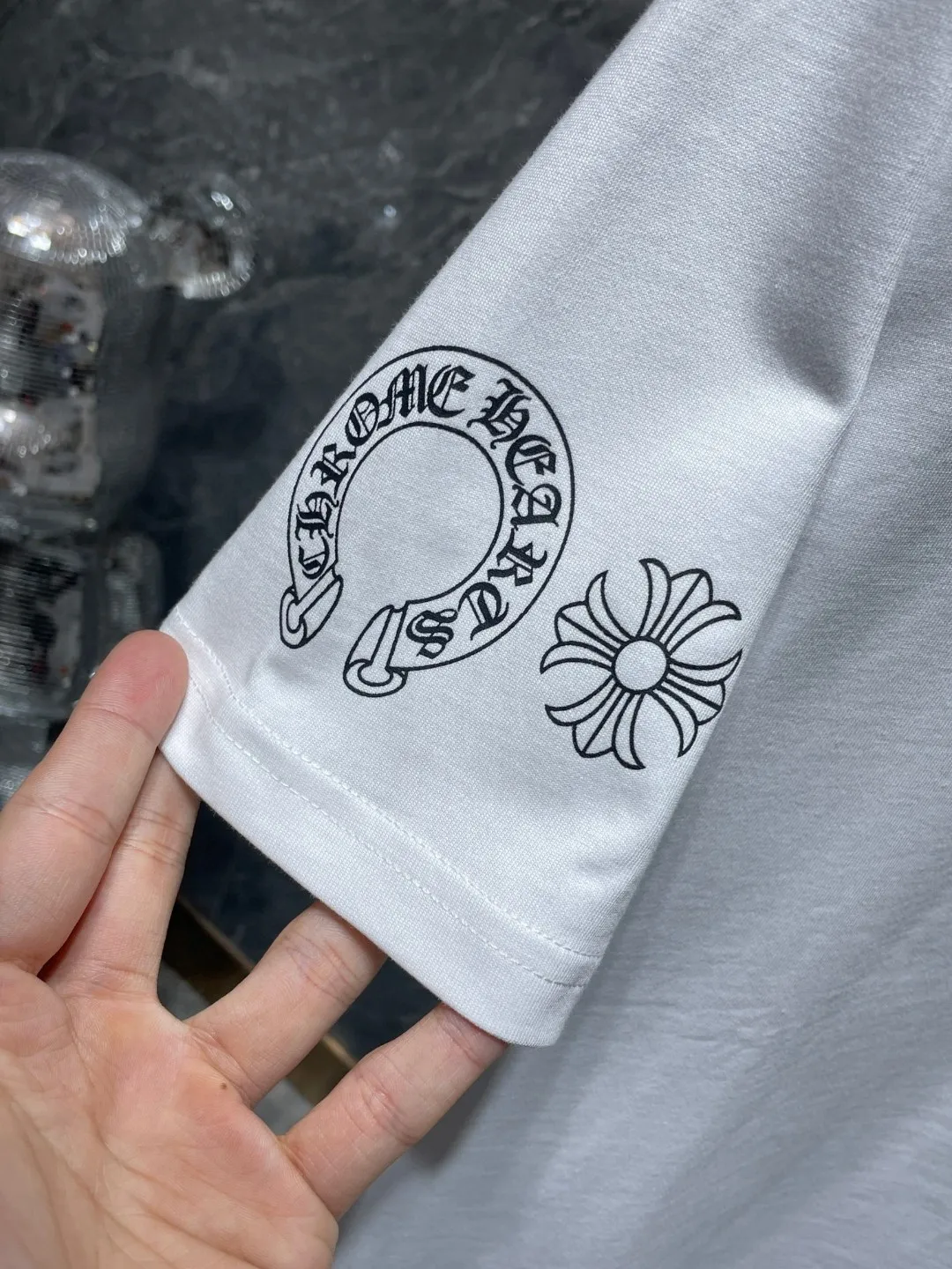 P140 New Chrome Hearts 25ss for summer. High gram weight, environmentally friendly and high-quality top fabric. 260g~270g. Chrome classic scroll letter color cross group flower arm short sleeves. Imported environmentally friendly glue printing and dyeing. Counter synchronization. Re-engraved version 1:1. Recommended color: black white. Size: S, M, L, XL.